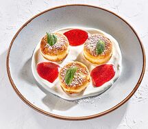 Сырники со сметаной и клубничным конфитюром