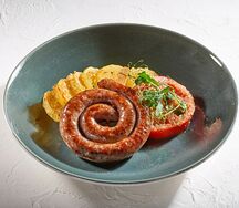 Колбаска на гриле с картофелем и томатами