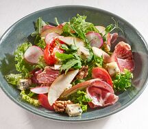 Салат с коппаколлой, грушей и горгонзолой