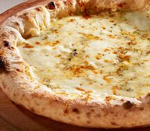 Пицца 6 сыров с фаршированным бортом