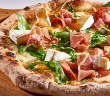 Пицца с камамбером, пармской ветчиной и джемом из инжира