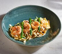 Тальятелле с тигровыми креветками и спаржей