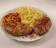 Котлета говяжья с домашней лапшой