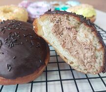 Насыщенный шоколадный пончик с кремом