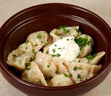 Пельмени с телятиной, сметаной, чесноком и зеленью