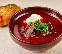 Борщ со свининой, сметаной и домашним хлебом