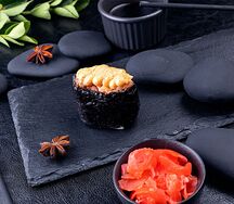 Гункан с лососем спайси