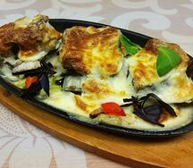 Ребра говяжьи с овощами под сыром
