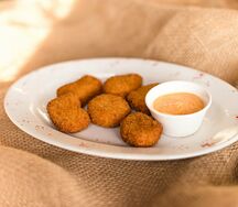 Наггетсы куриные с сыром и соусом (6 шт)