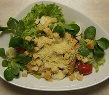Салат Цезарь с курицей