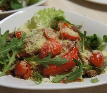 Теплый салат с телятиной, беконом, перцем