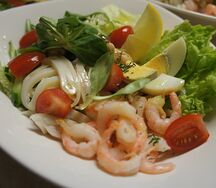Салат из морепродуктов со свежими овощами