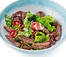 Салат с говядиной и вялеными томатами
