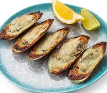 Мидии, запеченные в сливочно-сырном соусе