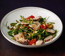 Салат с осьминогом