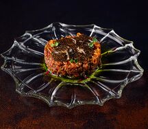 Тартар из мраморной говядины с черным трюфелем