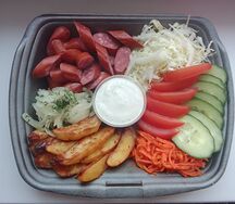 Шаурма с колбасками в тарелке