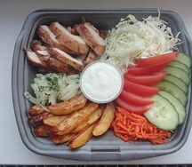 Шаурма с курицей в тарелке