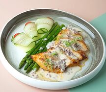 Куриное филе на гриле со спаржей