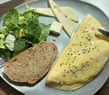 Омлет с микс-салатом, маслом, сыром и тостом