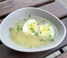Бульон куриный с яйцом и лапшой