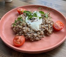 Гречневая каша с тушеной говядиной и яйцом пашот