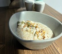 Овсянка на кокосовом молоке с яблоком и семенами
