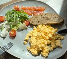Скрэмбл с форелью, салатом, творожным сыром и черри