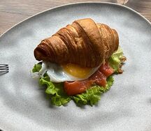 Круассан с глазуньей, форелью, творожным сыром, салатом