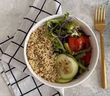 Киноа с запеченными овощами и микс-салатом