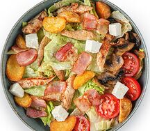 Салат с курицей и беконом