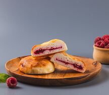 Два сырника с малиновой начинкой