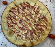 Пицца с курицей и беконом