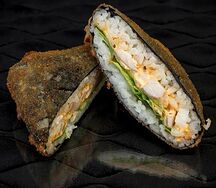 Жареный онигири с курицей