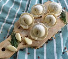 Пельмени с курицей и сыром