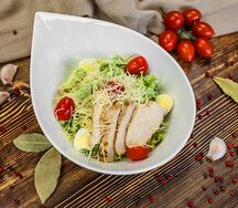 Салат Цезарь с курицей