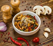 Вок с курицей и белыми грибами