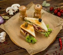 Сэндвич с курицей и беконом