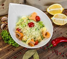 Салат Цезарь с лососем