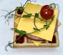 Вафля бельгийская с ветчиной и сыром