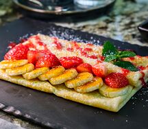 Блинчик с бананом и клубникой