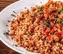 Гречка с курицей и томатным соусом
