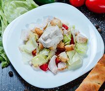 Салат Цезарь с курицей