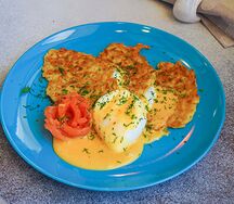 Драники с лососем, трюфельным маслом и яйцом Бенедикт