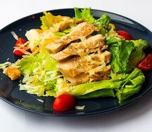 Салат Цезарь с курицей