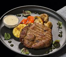 Стейк из cвинoй шеи с овощами гриль