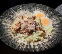 Салат Цезарь с начинкой на выбор