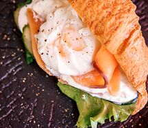 Круассан со сливочным сыром, яйцом пашот и начинкой на выбор