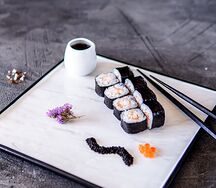 Классический ролл с креветкой