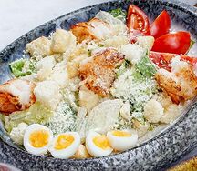 Цезарь с курицей гриль и черри